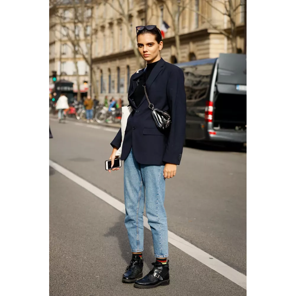 Ankle boots φορεμένα με κάλτσες και cropped jeans