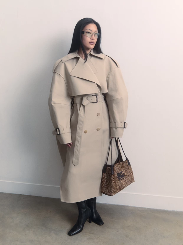 Καμπαρντίνα GIVENCHY BY SARAH BURTON, luisaworld.com. Γυαλιά ηλίου MAX MARA, Amvis Hellas. Δερμάτινη τσάντα ETRO και δερμάτινες μπότες TOTEME, attica.