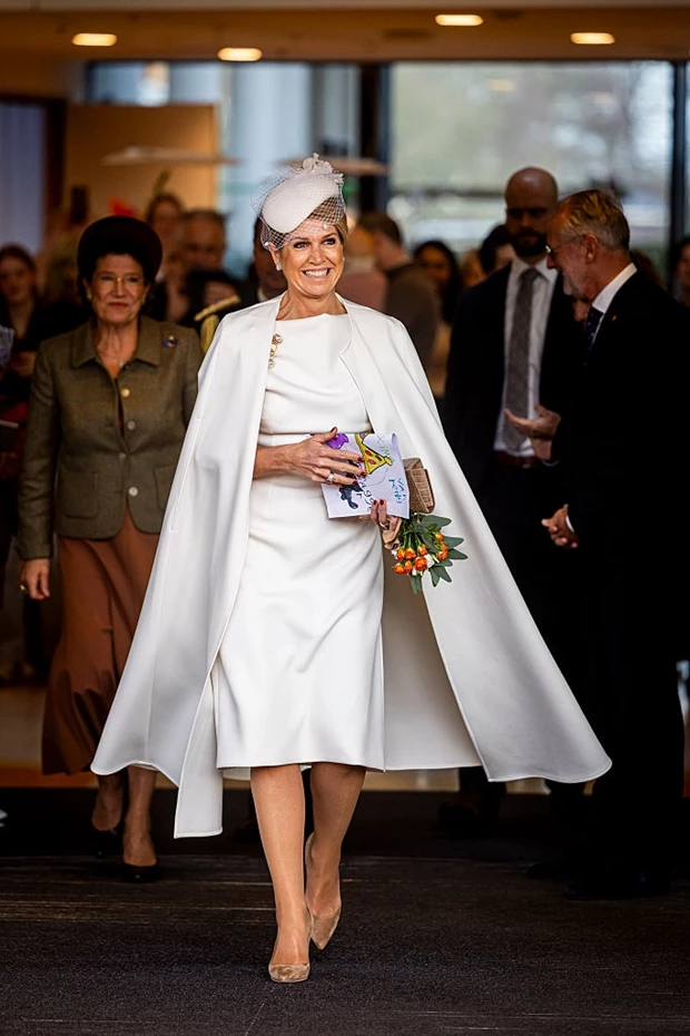Η βασίλισσα Μαξίμα επιλέγει το "Cloud Dancer", το χρώμα της χρονιάς 2026, με μια XL μαργαριταρένια καρφίτσα