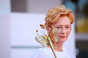 Comeback style | H Tilda Swinton με pajamas στη Βενετία