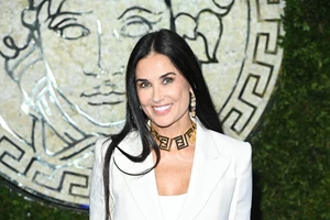 Η Demi Moore απολαμβάνει τις διακοπές στην Ελλάδα και ποζάρει πάνω σε πολυτελή θαλαμηγό