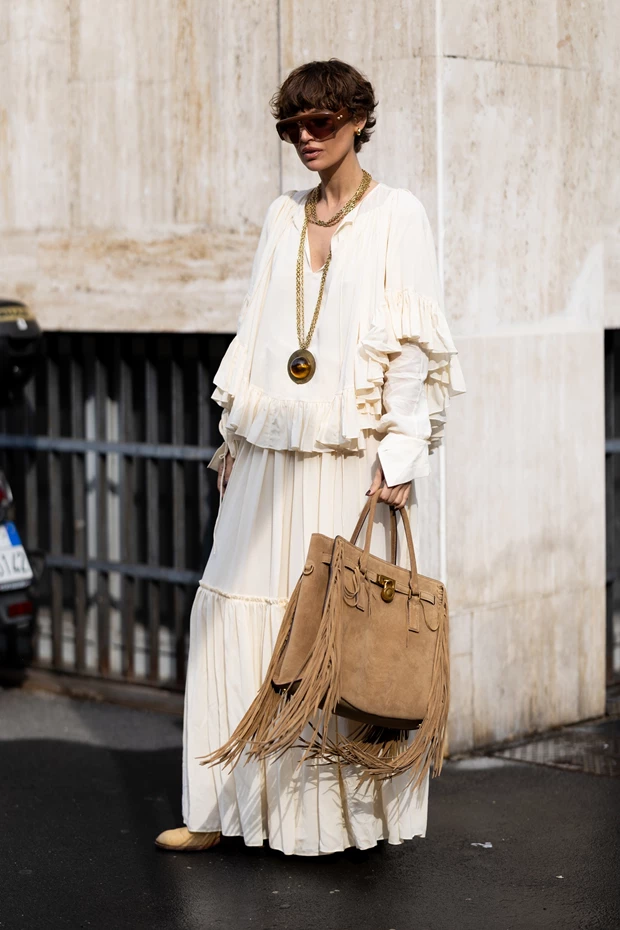Σουέτ τσάντα με κρόσσια από street style Μιλάνο.