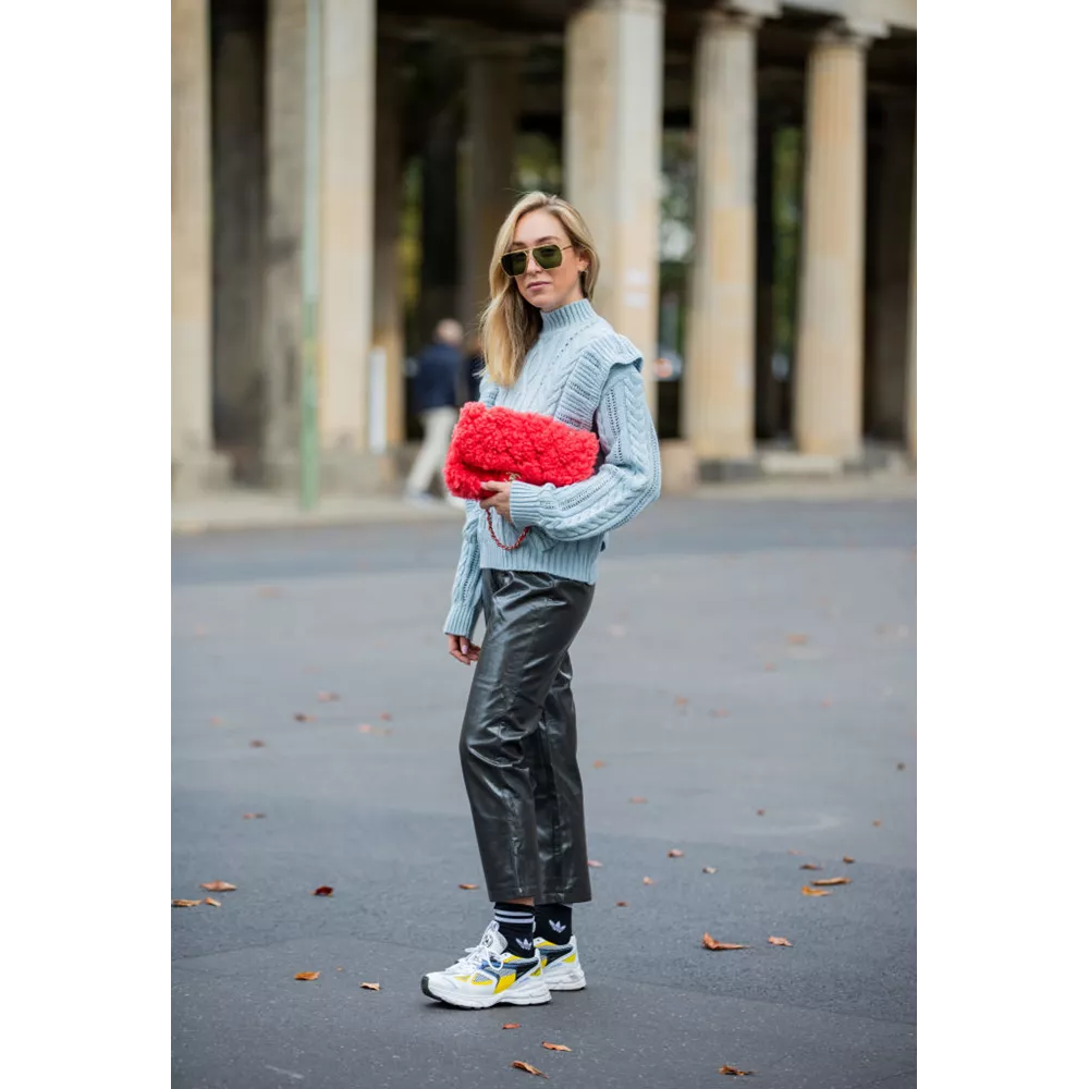 Με δερμάτινο παντελόνι & sneakers