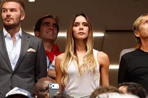 Η Victoria Beckham κράτησε στην παραλία την πιο πολυτελή basket bag του καλοκαιριού