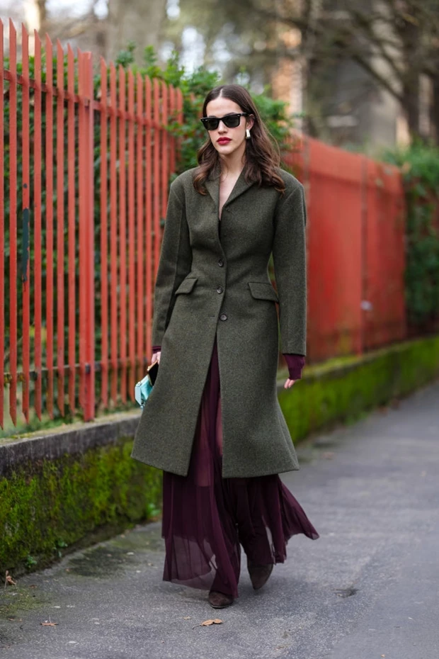 Εμφάνιση φόρεμα σε μπορντό παλτό λαδί