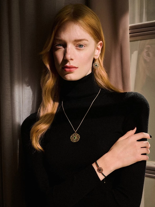 "AENAON" | Η αέναη λάμψη του oίκου ZOLOTAS αναδεικνύεται μέσα από ένα γούρι-ωδή στο μοτίβο του Μαίανδρου