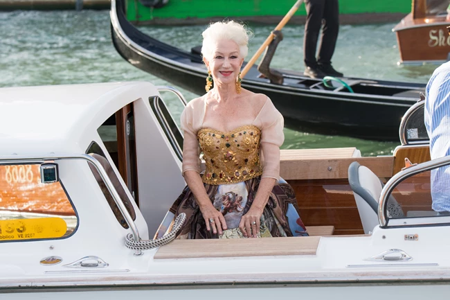 Helen Mirren | H royal εμφάνισή της στο show των Dolce&Gabbana στη Βενετία