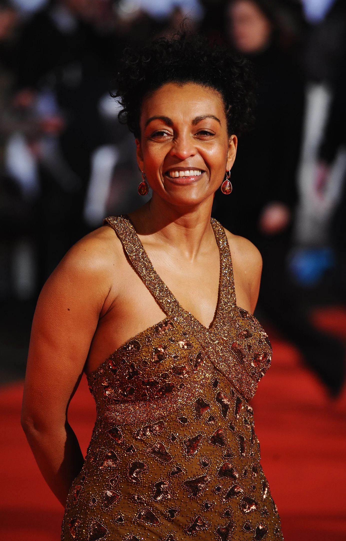 Το extravagant Afro της βασίλισσας Charlotte στο Bridgerton είναι εμπνευσμένο από τη Beyoncé