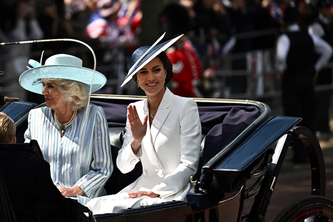 Trooping The Colour | Οι πρώτες φωτογραφίες της Kate Middleton με λευκό Alexander McQueen