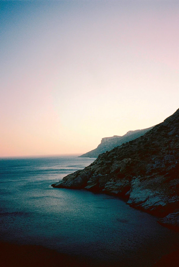 Travel Diaries | Η Αθηνά Δεληγιάννη μάς ξεναγεί στην Αμοργό των ντόπιων, των ιστορικών καφενείων και των κρυμμένων θησαυρών