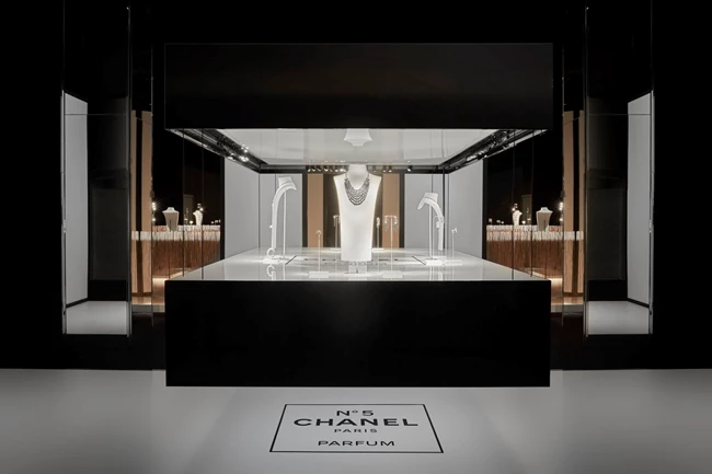 H "Collection N°5" της Chanel είναι ένας φόρος τιμής στο διασημότερο άρωμα του πλανήτη