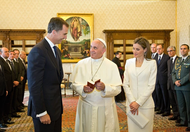 Γιατί η βασίλισσα Letizia επιτρέπεται να φοράει λευκά μπροστά στον Πάπα