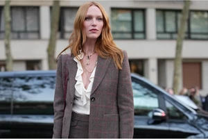 Η εποχή της παγιέτας | 5 looks που είναι λαμπερά χωρίς να υπερβάλουν