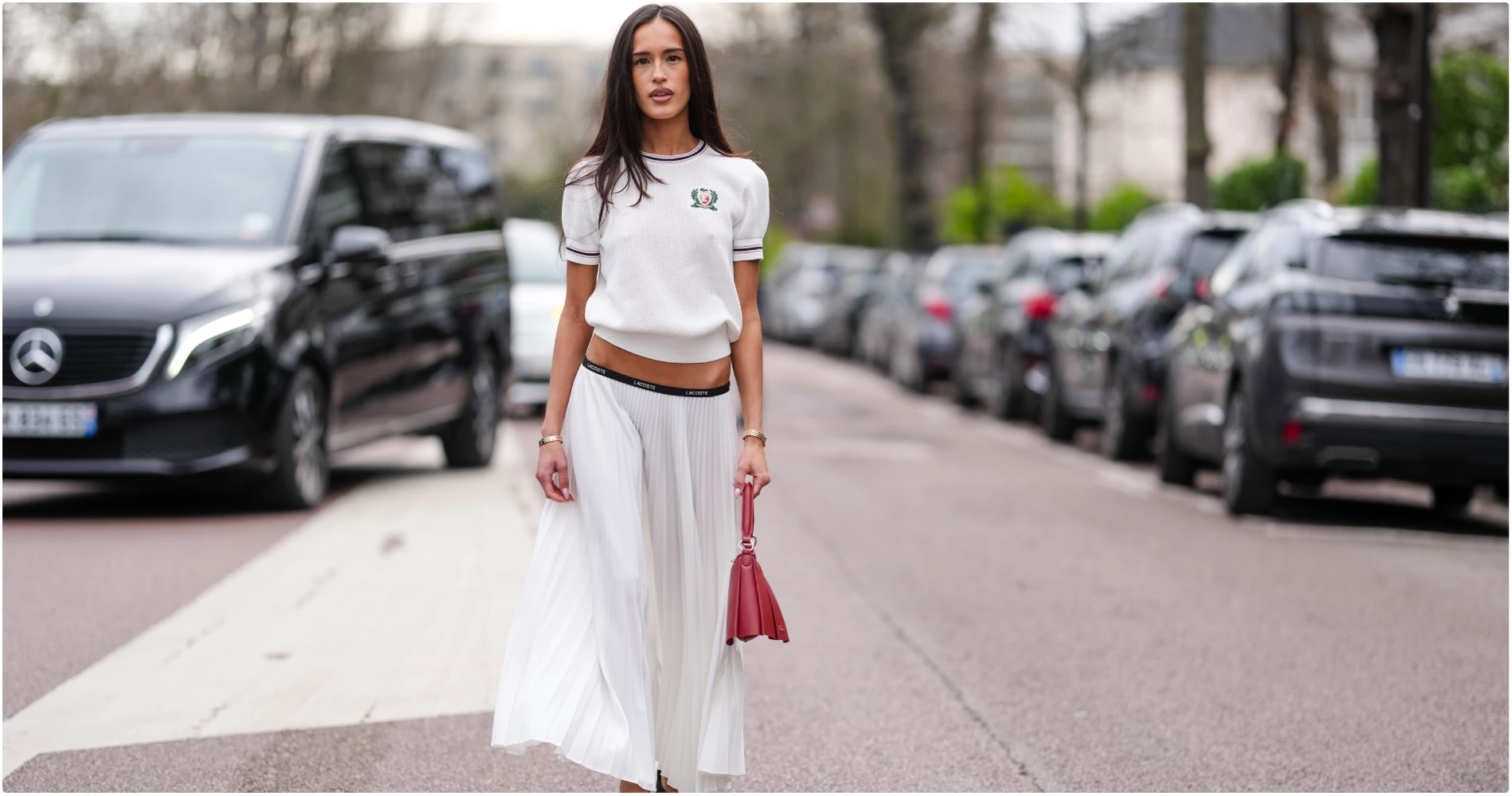 Πώς θα φορέστε κομψά μια λευκή φούστα φέτος την άνοιξη