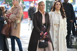 Dressing for the Female Gaze | Τι αποκαλύπτει η συζήτηση ‘Boyfriend is Embarrassing’ για το στιλ