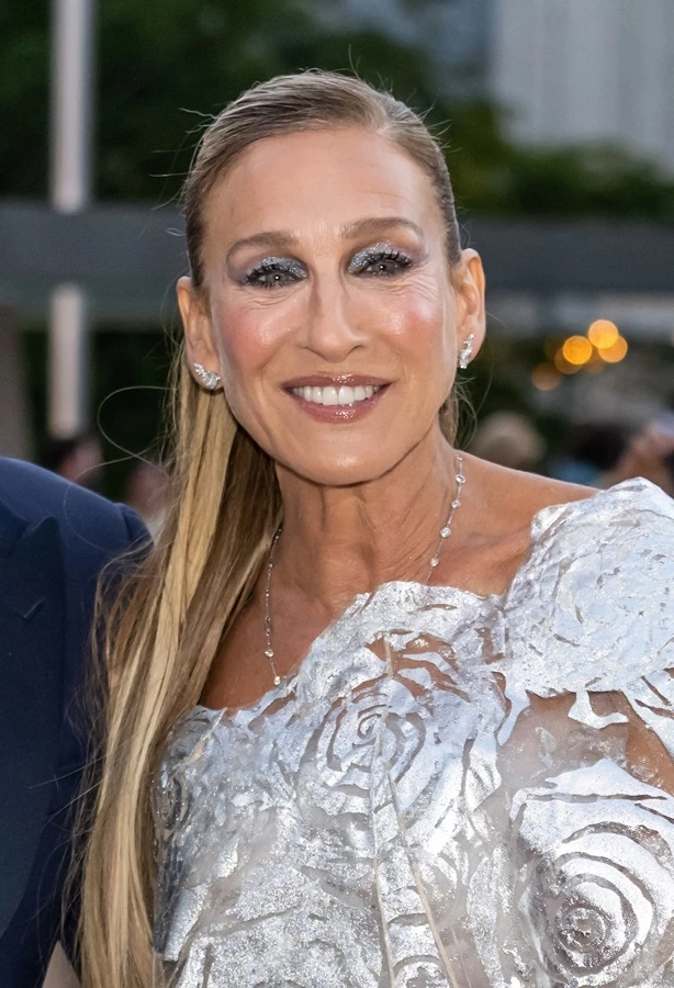 Η Sarah Jessica Parker έσπασε έναν από τους μεγαλύτερους κανόνες στο μακιγιάζ μετά τα 50