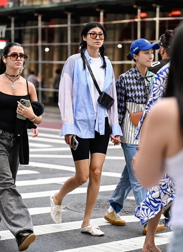 Bike shorts φορεμένα με πουκάμισο για sprot style 2026