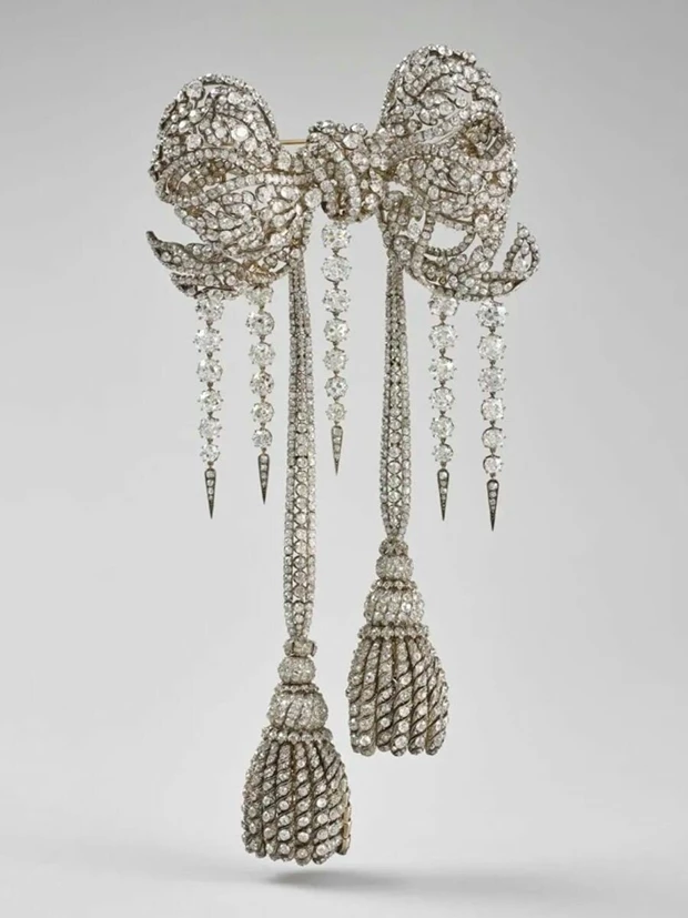 Υπερμεγέθης καρφίτσα με φιόγκο της αυτοκράτειρας Ευγενίας