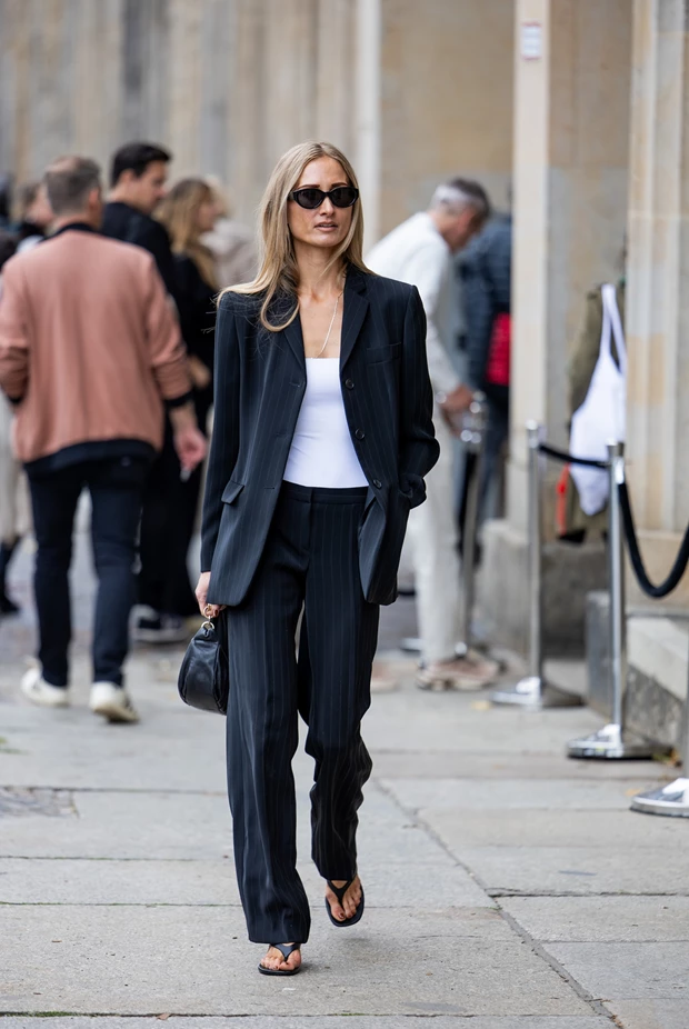 κοστούμι με πέδιλα