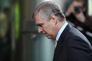 Για ποιον λόγο η βασίλισσα Ελισάβετ δεν ήθελε να αφαιρέσει από τον γιο της Andrew τους βασιλικούς του τίτλους;