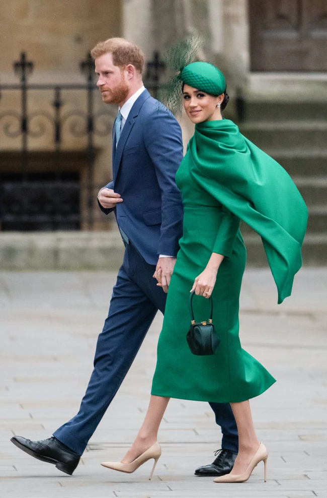 Who wore it better | Η Meghan Markle και η Gigi Hadid φόρεσαν την ίδια κάπα
