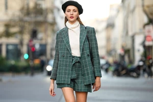 Emily in Paris | Τώρα μπορείτε να αποκτήσετε τα κομμάτια που φοράνε οι πρωταγωνίστριες της σειράς