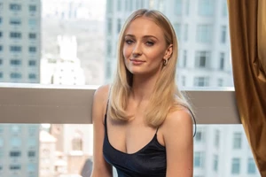 Η εγκυμονούσα Sophie Turner φόρεσε ένα μικροσκοπικό λιλά φόρεμα