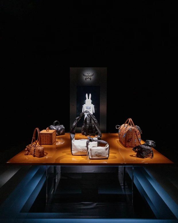 Στιγμιότυπο με τσάντες από την παρουσίαση της συλλογής MCM SS26 στο Μιλάνο