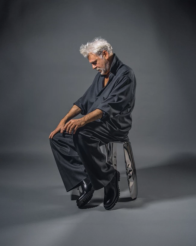 Ο Νίκος Καραθάνος στο Harper's Bazaar: "Δε χρειάζεται να είσαι κανένας φοβερός γίγαντας για να διαβείς τη ζωή"