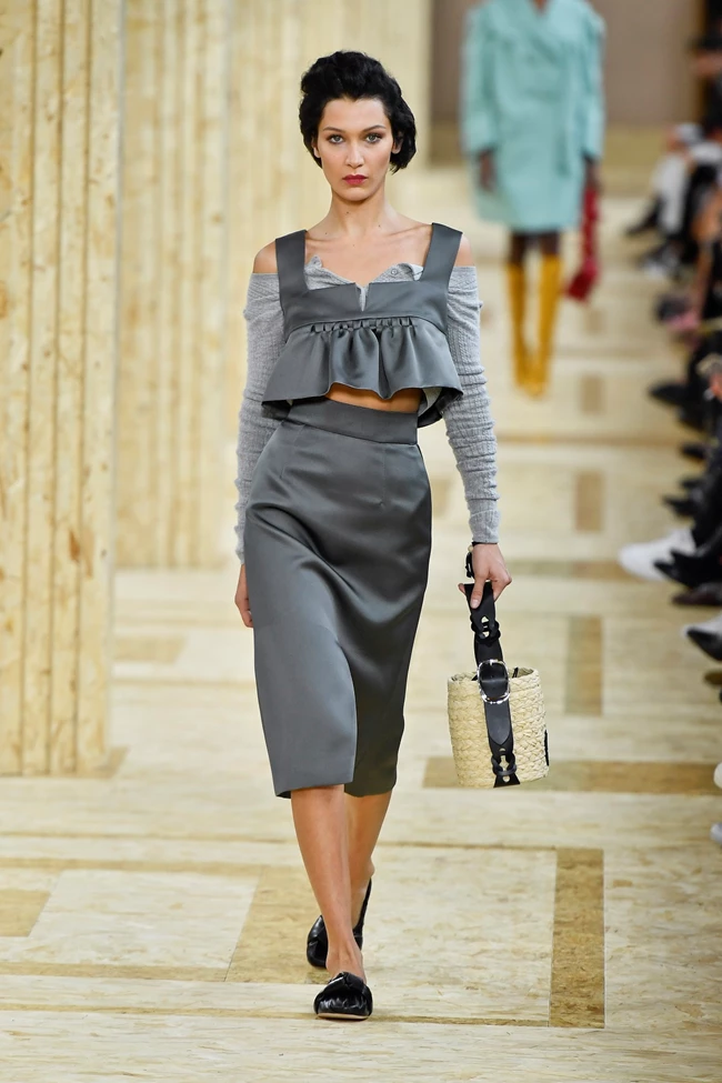 Η Bella Hadid έβαψε τα μαλλιά της στην πιο απρόσμενη απόχρωση