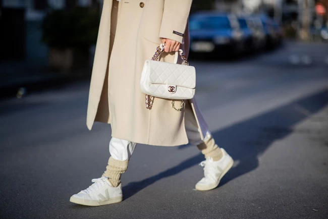 λευκά sneakers