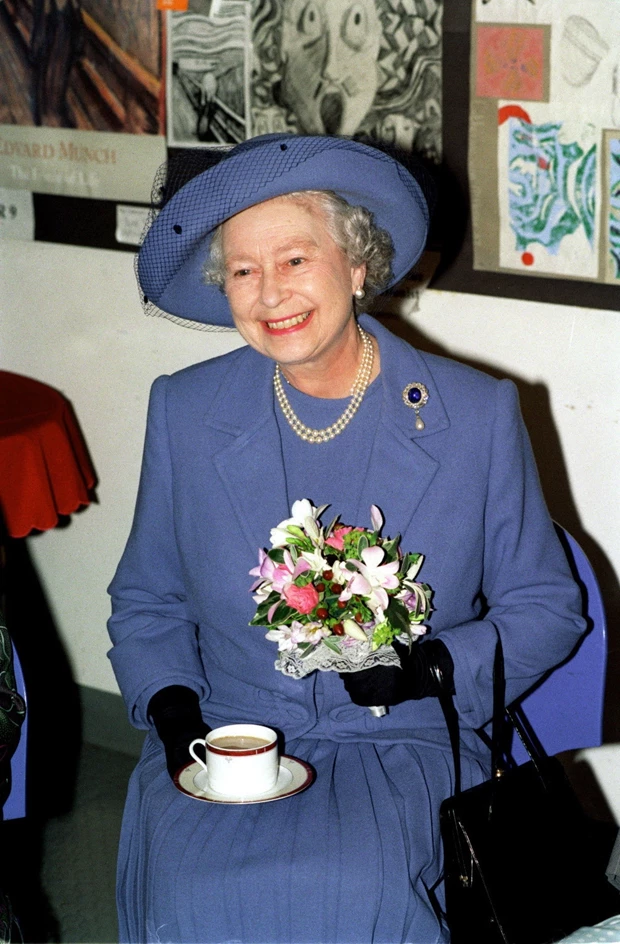 Η βασίλισσα Ελισάβετ είχε τον δικό της τρόπο να απολαμβάνει το afternoon tea
