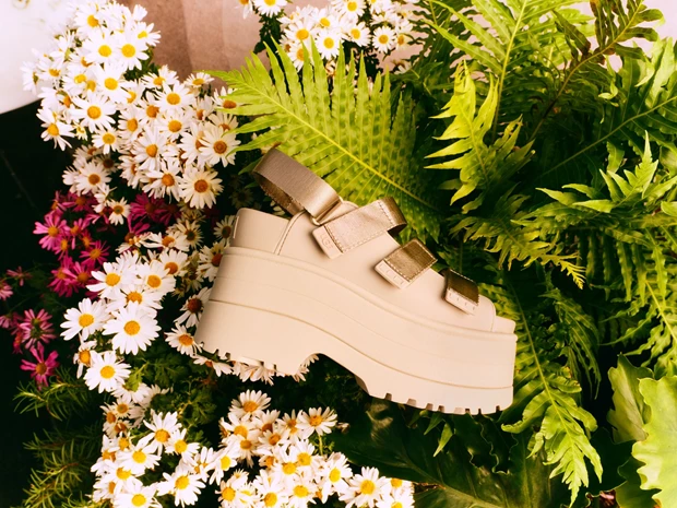 Τα πιο cool πέδιλα του καλοκαιριού έχουν την υπογραφή UGG