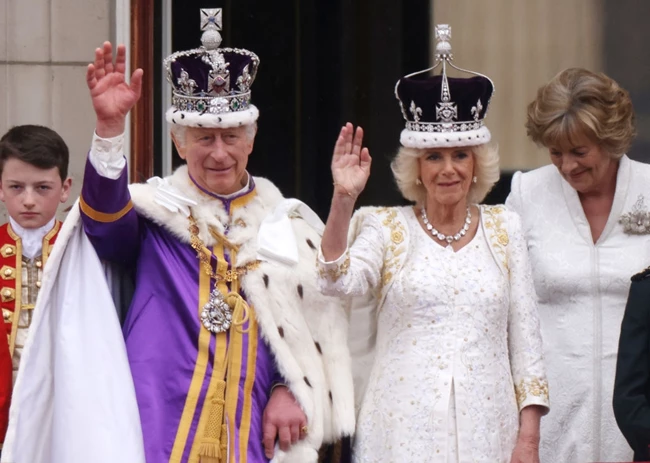 Καμίλα Coronation Day