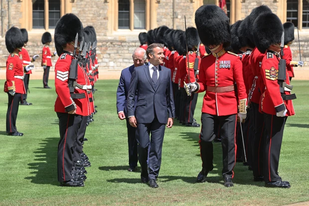 Emmanuel Macron | Η κίνησή του που μεταφράστηκε ως ασέβεια απέναντι στον βασιλιά Κάρολο