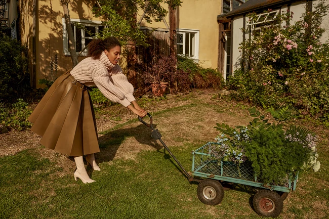 Πουλόβερ και φούστα με ζώνη Fendi, fendi.com. Μπότες Fendi, Kalogirou.