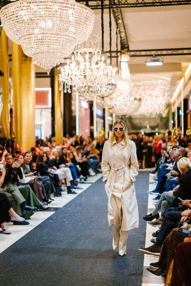 Stay Golden Fashion Show - 60 fashion-forward looks σε ένα δυναμικό lineup από brands, ανέδειξαν τα statement looks της νέας σεζόν.