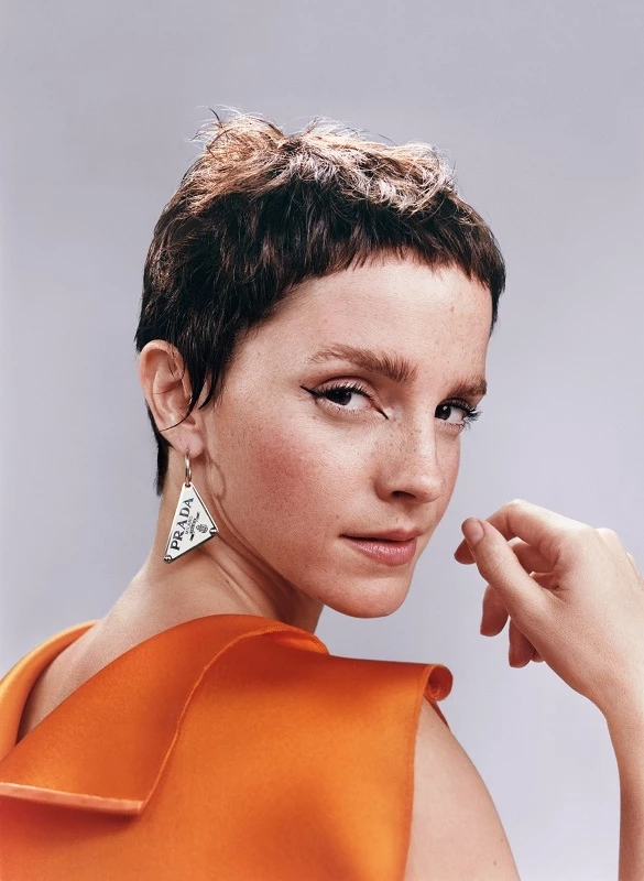 Η κομψότητα του παράδοξου | H Emma Watson μιλά στο Harper’s Bazaar Greece για τη συνεργασία της με τον οίκο Prada