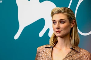 H Elizabeth Debicki εμφανίστηκε στην πρεμιέρα του "The Crown" μ' ένα φόρεμα αναφορά στην Diana