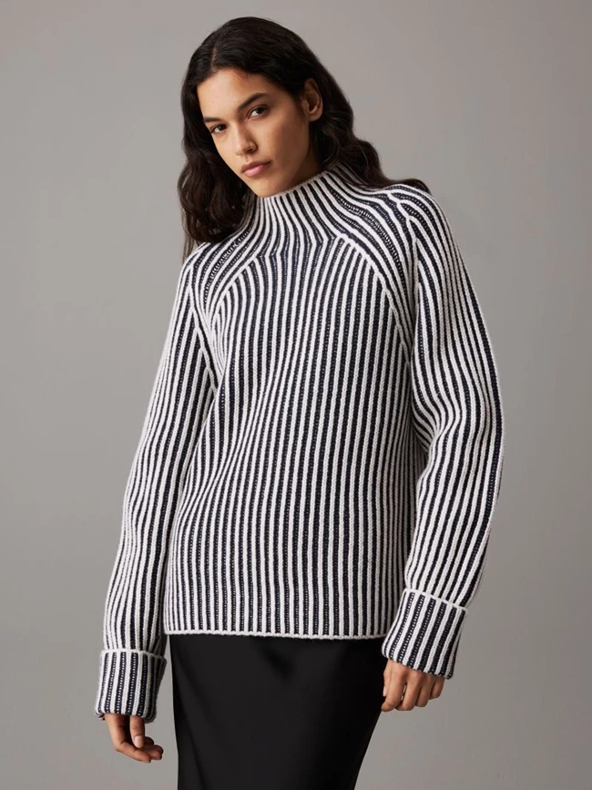 Ριγέ πουλόβερ σε άνετη γραμμή, Calvin Klein.