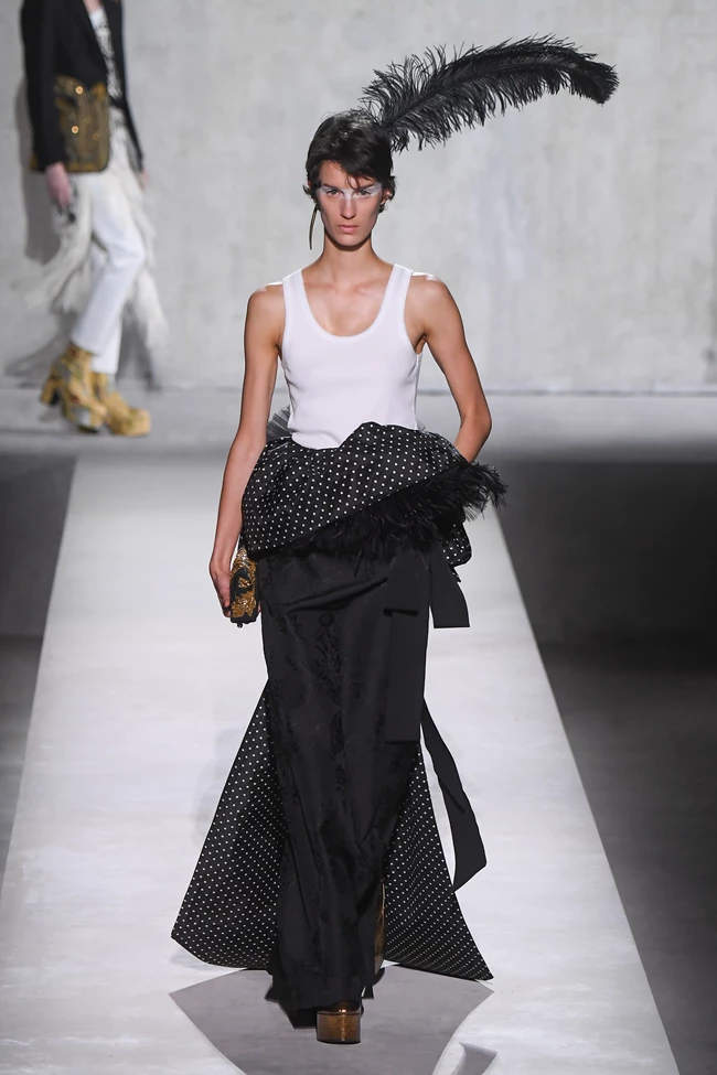 Το λευκό tank top έρχεται να αντικαταστήσει φέτος κάθε ουδέτερο T-shirt