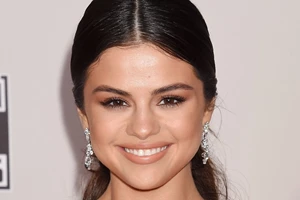 Η Miley Cyrus άφησε τη μητέρα της να της κόψει τα μαλλιά