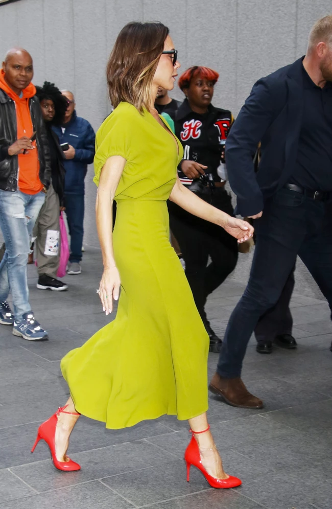 "Πώς μπόρεσα ποτέ να το πω αυτό στη Donatella;" | Η Victoria Beckham θυμάται τα πρώτα της βήματα στη μόδα