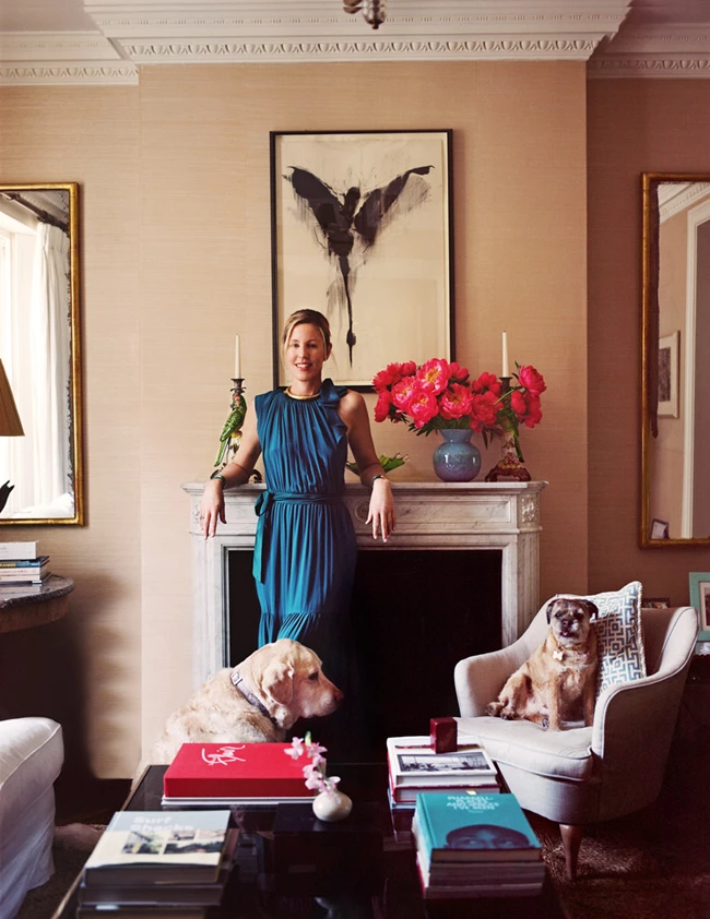 Η Sydney Finch με τα σκυλιά της, Hudson και Whiskey, στο καθιστικό της