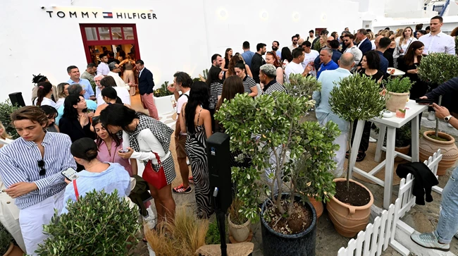 Ο Tommy Hilfiger στη Μύκονο για τα εγκαίνια του ομώνυμου καταστήματος