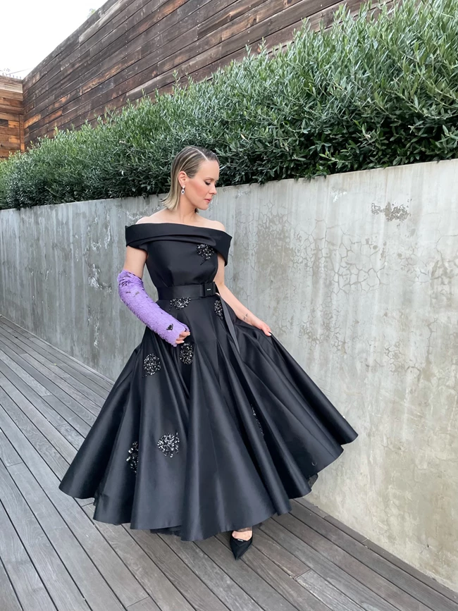 Sarah Paulson | Στις Χρυσές Σφαίρες με γύψο στο χέρι από την Prada