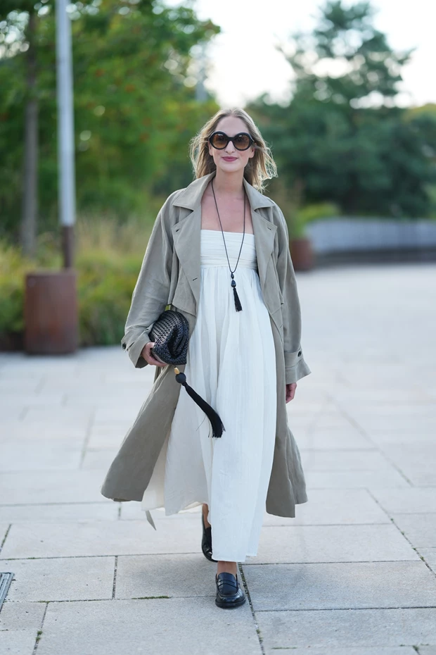 STREET STYLE LOOK ΚΟΠΕΓΧΑΓΗ: Καλοκαιρινό φόρεμα με καμπαρντίνα και loafers