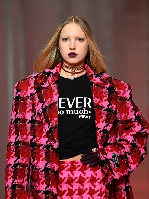 '90s Galore | Ο οίκος Versace επαναφέρει στο προσκήνιο μία από τις πιο αμφιλεγόμενες τάσεις ομορφιάς