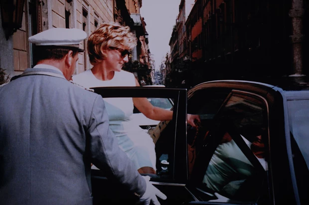 Η ιστορία πίσω από το τελευταίο φόρεμα της Diana που δεν πρόλαβε να φορέσει