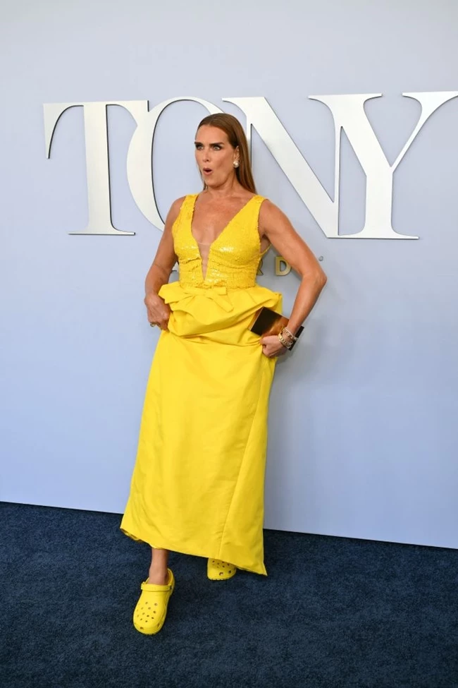 Brooke Shields | Εμφανίστηκε με Crocs στο κόκκινο χαλί